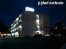 [P17] Hotel Pliska, noaptea, cel mai luminat din zona. In plan indepartat se vede intrarea(albastru)si in stanga ei restaurantul. » foto by Visan125
 - 
<span class="allrVoted glyphicon glyphicon-heart hidden" id="av134364"></span>
<a class="m-l-10 hidden" id="sv134364" onclick="voting_Foto_DelVot(,134364,3135)" role="button">șterge vot <span class="glyphicon glyphicon-remove"></span></a>
<a id="v9134364" class=" c-red"  onclick="voting_Foto_SetVot(134364)" role="button"><span class="glyphicon glyphicon-heart-empty"></span> <b>LIKE</b> = Votează poza</a> <img class="hidden"  id="f134364W9" src="/imagini/loader.gif" border="0" /><span class="AjErrMes hidden" id="e134364ErM"></span>