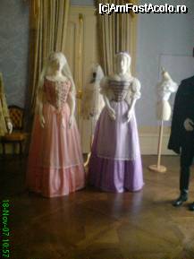 P04 [NOV-2007] Palatul Godollo - doua din piesele vestimentare ale imparatesei - in fiecare zi a anului imbraca alta rochie