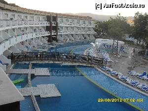 [P69] piscina de langa noi. Asta vedeam din balcon. Acestea sunt corpurile 5100-5200-5300, cel din capat fiind 5100 este chiar langa intrarea in complex.  » foto by adryana
 - 
<span class="allrVoted glyphicon glyphicon-heart hidden" id="av370945"></span>
<a class="m-l-10 hidden" id="sv370945" onclick="voting_Foto_DelVot(,370945,218)" role="button">șterge vot <span class="glyphicon glyphicon-remove"></span></a>
<a id="v9370945" class=" c-red"  onclick="voting_Foto_SetVot(370945)" role="button"><span class="glyphicon glyphicon-heart-empty"></span> <b>LIKE</b> = Votează poza</a> <img class="hidden"  id="f370945W9" src="/imagini/loader.gif" border="0" /><span class="AjErrMes hidden" id="e370945ErM"></span>