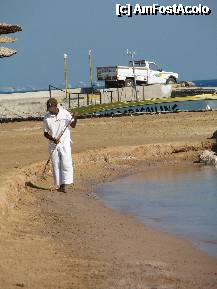 P30 [DEC-2010] Cineva care curata plaja in fiecare zi