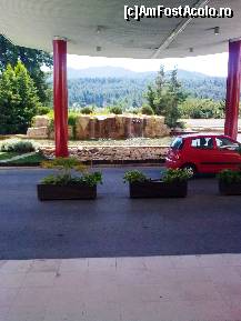 [P02] Aşa arată intrarea la hotelul Meliton... După cum vedeţi, nu este prevăzut un valet care să parcheze maşinile... Dar ce contează? Le puteţi parca şi singuri: parcarea este undeva, la dreapta imaginii... » foto by Aeerdna*
 - 
<span class="allrVoted glyphicon glyphicon-heart hidden" id="av247361"></span>
<a class="m-l-10 hidden" id="sv247361" onclick="voting_Foto_DelVot(,247361,374)" role="button">șterge vot <span class="glyphicon glyphicon-remove"></span></a>
<a id="v9247361" class=" c-red"  onclick="voting_Foto_SetVot(247361)" role="button"><span class="glyphicon glyphicon-heart-empty"></span> <b>LIKE</b> = Votează poza</a> <img class="hidden"  id="f247361W9" src="/imagini/loader.gif" border="0" /><span class="AjErrMes hidden" id="e247361ErM"></span>