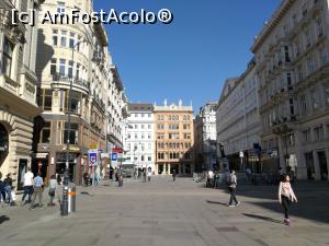 [P02] Pta Stefanplatz. Firma 'Tchibo' de pe cladire marcheaza intrarea pe Dorotheergasse.  » foto by aurache
 - 
<span class="allrVoted glyphicon glyphicon-heart hidden" id="av1066853"></span>
<a class="m-l-10 hidden" id="sv1066853" onclick="voting_Foto_DelVot(,1066853,449)" role="button">șterge vot <span class="glyphicon glyphicon-remove"></span></a>
<a id="v91066853" class=" c-red"  onclick="voting_Foto_SetVot(1066853)" role="button"><span class="glyphicon glyphicon-heart-empty"></span> <b>LIKE</b> = Votează poza</a> <img class="hidden"  id="f1066853W9" src="/imagini/loader.gif" border="0" /><span class="AjErrMes hidden" id="e1066853ErM"></span>