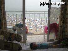 [P06] Patul pentru copiii care este un fotoliu pat, se vede plaja si balconul, cred ca afara ploua. Am avut o dupa-amiaza cu ploaie a tinut vreo 20 minute, dupa care am iesit la plimbare am prins vreme foarte buna. Era in perioada cand la noi erau inundatii. » foto by lacramioara r
 - 
<span class="allrVoted glyphicon glyphicon-heart hidden" id="av193587"></span>
<a class="m-l-10 hidden" id="sv193587" onclick="voting_Foto_DelVot(,193587,453)" role="button">șterge vot <span class="glyphicon glyphicon-remove"></span></a>
<a id="v9193587" class=" c-red"  onclick="voting_Foto_SetVot(193587)" role="button"><span class="glyphicon glyphicon-heart-empty"></span> <b>LIKE</b> = Votează poza</a> <img class="hidden"  id="f193587W9" src="/imagini/loader.gif" border="0" /><span class="AjErrMes hidden" id="e193587ErM"></span>