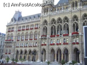 [P19] <strong>Rathaus (Primaria)</strong> este construita in stil gotic, cu multe turnuri si turnulete, cu o fatada bogat decorata. Aici se afla birourile primarului orasului Viena, ale consiliului local, dar si ale guvernatorului si consiliului regiunii federale Viena. » foto by geani anto
 - 
<span class="allrVoted glyphicon glyphicon-heart hidden" id="av1402422"></span>
<a class="m-l-10 hidden" id="sv1402422" onclick="voting_Foto_DelVot(,1402422,461)" role="button">șterge vot <span class="glyphicon glyphicon-remove"></span></a>
<a id="v91402422" class=" c-red"  onclick="voting_Foto_SetVot(1402422)" role="button"><span class="glyphicon glyphicon-heart-empty"></span> <b>LIKE</b> = Votează poza</a> <img class="hidden"  id="f1402422W9" src="/imagini/loader.gif" border="0" /><span class="AjErrMes hidden" id="e1402422ErM"></span>