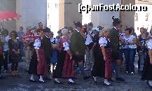 [P07] Alt grup in costume populare care merg la Domul din Salzburg.  » foto by traian.leuca †
 - 
<span class="allrVoted glyphicon glyphicon-heart hidden" id="av398676"></span>
<a class="m-l-10 hidden" id="sv398676" onclick="voting_Foto_DelVot(,398676,464)" role="button">șterge vot <span class="glyphicon glyphicon-remove"></span></a>
<a id="v9398676" class=" c-red"  onclick="voting_Foto_SetVot(398676)" role="button"><span class="glyphicon glyphicon-heart-empty"></span> <b>LIKE</b> = Votează poza</a> <img class="hidden"  id="f398676W9" src="/imagini/loader.gif" border="0" /><span class="AjErrMes hidden" id="e398676ErM"></span>