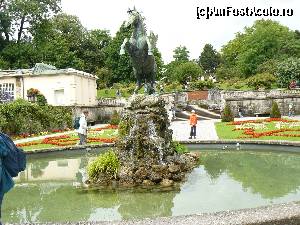 [P23] Chiar langa castelul Mirabell se afla o mica piateta in centrul careia troneaza o fantana arteziana - Fantana lui Pegas (realizata din cupru si inspirata din mitologia greaca. In aceast loc au fost filmate cateva scene din filmul “Sunetul muzicii”.  » foto by stellinna
 - 
<span class="allrVoted glyphicon glyphicon-heart hidden" id="av671189"></span>
<a class="m-l-10 hidden" id="sv671189" onclick="voting_Foto_DelVot(,671189,464)" role="button">șterge vot <span class="glyphicon glyphicon-remove"></span></a>
<a id="v9671189" class=" c-red"  onclick="voting_Foto_SetVot(671189)" role="button"><span class="glyphicon glyphicon-heart-empty"></span> <b>LIKE</b> = Votează poza</a> <img class="hidden"  id="f671189W9" src="/imagini/loader.gif" border="0" /><span class="AjErrMes hidden" id="e671189ErM"></span>