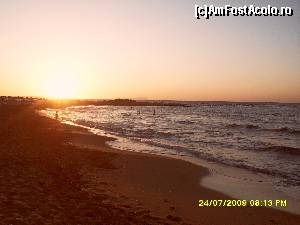 P06 [JUL-2009] Langa statiunea din Malia este o plaja mare, amenajata, pe drumul care duce spre situl istoric omonim. Aici se vede soarele apunand printre stanci. 