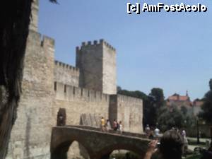P08 [AUG-2013] Castelul Sao Jorge-curtea interioara si turnurile in care pot urca turistii