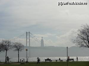 [P07] Cristo Rei 
Dupa o vizita in anul 1934 in Brazilia, Cardinalul Patriarh al Lisabonei, a consimtit sa faca o copie a monumentului Cristo Redentor de pe colina muntoasa Corcovado din Rio de Janeiro. Astfel ca, dupa o adunare a preotilor din Portugalia, in anul 1940, tinuta la Fatima, acestia au facut un juramant; sa ridice aceasta statuie a lui Iisus Cristos, daca tara ramane neutra si va fi crutata de cel de-al doilea Razboi Mondial.  » foto by Marian Preda
 - 
<span class="allrVoted glyphicon glyphicon-heart hidden" id="av545828"></span>
<a class="m-l-10 hidden" id="sv545828" onclick="voting_Foto_DelVot(,545828,516)" role="button">șterge vot <span class="glyphicon glyphicon-remove"></span></a>
<a id="v9545828" class=" c-red"  onclick="voting_Foto_SetVot(545828)" role="button"><span class="glyphicon glyphicon-heart-empty"></span> <b>LIKE</b> = Votează poza</a> <img class="hidden"  id="f545828W9" src="/imagini/loader.gif" border="0" /><span class="AjErrMes hidden" id="e545828ErM"></span>