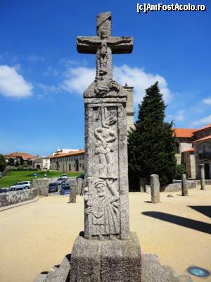 [P03] Cruzeiro do Senhor do Galo, monumentul din curtea Muzeului Arheologic din Barcelos care 'spune povestea' cocoşului cu creasta roşie, unul din simbolurile neoficiale ale Portugaliei (sursa: internet). » foto by Carmen Ion
 - 
<span class="allrVoted glyphicon glyphicon-heart hidden" id="av622119"></span>
<a class="m-l-10 hidden" id="sv622119" onclick="voting_Foto_DelVot(,622119,516)" role="button">șterge vot <span class="glyphicon glyphicon-remove"></span></a>
<a id="v9622119" class=" c-red"  onclick="voting_Foto_SetVot(622119)" role="button"><span class="glyphicon glyphicon-heart-empty"></span> <b>LIKE</b> = Votează poza</a> <img class="hidden"  id="f622119W9" src="/imagini/loader.gif" border="0" /><span class="AjErrMes hidden" id="e622119ErM"></span>