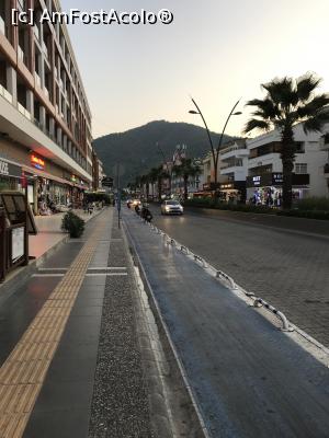 [P15] Pe stânga avem corpul B, în prim plan e bulevardul din Marmaris, plin cu magazine și baruri, în stânga e și stația dolmuș » foto by krisstinna
 - 
<span class="allrVoted glyphicon glyphicon-heart hidden" id="av1121531"></span>
<a class="m-l-10 hidden" id="sv1121531" onclick="voting_Foto_DelVot(,1121531,626)" role="button">șterge vot <span class="glyphicon glyphicon-remove"></span></a>
<a id="v91121531" class=" c-red"  onclick="voting_Foto_SetVot(1121531)" role="button"><span class="glyphicon glyphicon-heart-empty"></span> <b>LIKE</b> = Votează poza</a> <img class="hidden"  id="f1121531W9" src="/imagini/loader.gif" border="0" /><span class="AjErrMes hidden" id="e1121531ErM"></span>