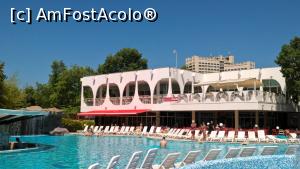 [P10] Piscina exterioră şi terasa restaurantului unde puteau servi masa sau cafeaua amatorii de briză parfumată cu miros de trandafiri.  » foto by ioan marinescu
 - 
<span class="allrVoted glyphicon glyphicon-heart hidden" id="av864442"></span>
<a class="m-l-10 hidden" id="sv864442" onclick="voting_Foto_DelVot(,864442,630)" role="button">șterge vot <span class="glyphicon glyphicon-remove"></span></a>
<a id="v9864442" class=" c-red"  onclick="voting_Foto_SetVot(864442)" role="button"><span class="glyphicon glyphicon-heart-empty"></span> <b>LIKE</b> = Votează poza</a> <img class="hidden"  id="f864442W9" src="/imagini/loader.gif" border="0" /><span class="AjErrMes hidden" id="e864442ErM"></span>