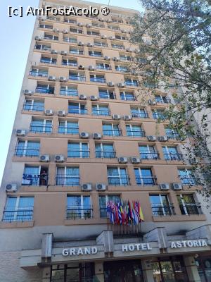 [P02] Intrare fata hotel Grand Astoria » foto by Teodor17
 - 
<span class="allrVoted glyphicon glyphicon-heart hidden" id="av1545876"></span>
<a class="m-l-10 hidden" id="sv1545876" onclick="voting_Foto_DelVot(,1545876,787)" role="button">șterge vot <span class="glyphicon glyphicon-remove"></span></a>
<a id="v91545876" class=" c-red"  onclick="voting_Foto_SetVot(1545876)" role="button"><span class="glyphicon glyphicon-heart-empty"></span> <b>LIKE</b> = Votează poza</a> <img class="hidden"  id="f1545876W9" src="/imagini/loader.gif" border="0" /><span class="AjErrMes hidden" id="e1545876ErM"></span>
