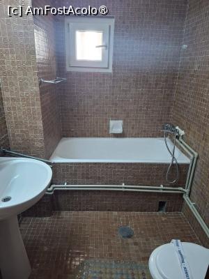 [P34] Baia de la apartament are si geam » foto by Teodor17
 - 
<span class="allrVoted glyphicon glyphicon-heart hidden" id="av1540211"></span>
<a class="m-l-10 hidden" id="sv1540211" onclick="voting_Foto_DelVot(,1540211,817)" role="button">șterge vot <span class="glyphicon glyphicon-remove"></span></a>
<a id="v91540211" class=" c-red"  onclick="voting_Foto_SetVot(1540211)" role="button"><span class="glyphicon glyphicon-heart-empty"></span> <b>LIKE</b> = Votează poza</a> <img class="hidden"  id="f1540211W9" src="/imagini/loader.gif" border="0" /><span class="AjErrMes hidden" id="e1540211ErM"></span>