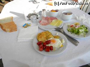 P30 [JUL-2014] Micul dejun servit afara pe terasa... 