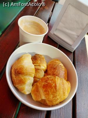[P14] Delicioasele mini-croissante, foarte solicitate, alături de un dublu espresso » foto by mnn
 - 
<span class="allrVoted glyphicon glyphicon-heart hidden" id="av1540438"></span>
<a class="m-l-10 hidden" id="sv1540438" onclick="voting_Foto_DelVot(,1540438,859)" role="button">șterge vot <span class="glyphicon glyphicon-remove"></span></a>
<a id="v91540438" class=" c-red"  onclick="voting_Foto_SetVot(1540438)" role="button"><span class="glyphicon glyphicon-heart-empty"></span> <b>LIKE</b> = Votează poza</a> <img class="hidden"  id="f1540438W9" src="/imagini/loader.gif" border="0" /><span class="AjErrMes hidden" id="e1540438ErM"></span>