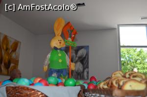 [P03] ouă roşii, şi nu numai, cozonac şi iepuraşul de Paşti ne întâmpină la intrarea în restaurant...  » foto by kelyboy
 - 
<span class="allrVoted glyphicon glyphicon-heart hidden" id="av802516"></span>
<a class="m-l-10 hidden" id="sv802516" onclick="voting_Foto_DelVot(,802516,881)" role="button">șterge vot <span class="glyphicon glyphicon-remove"></span></a>
<a id="v9802516" class=" c-red"  onclick="voting_Foto_SetVot(802516)" role="button"><span class="glyphicon glyphicon-heart-empty"></span> <b>LIKE</b> = Votează poza</a> <img class="hidden"  id="f802516W9" src="/imagini/loader.gif" border="0" /><span class="AjErrMes hidden" id="e802516ErM"></span>
