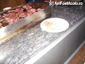 P26 [JUN-2013] Gratarul din restaurant. Ceafa de porc, piept de pui, peste. Aici e ceafa. 