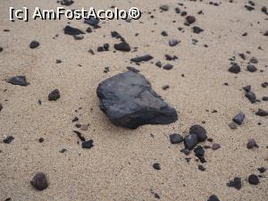 [P01] Pietre negre peste tot pe insulă, inclusiv pe plajă » foto by DanCld <span class="label label-default labelC_thin small">NEVOTABILĂ</span>
