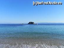 P16 [JUN-2011] Insuliţa din largul plajei Troulos, care a dat şi numele plajei. 