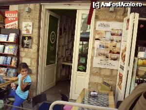 [P21] Magazine în oraşul vechi şi o tânără 'consumatoare'.  » foto by Carmen Ion
 - 
<span class="allrVoted glyphicon glyphicon-heart hidden" id="av689421"></span>
<a class="m-l-10 hidden" id="sv689421" onclick="voting_Foto_DelVot(,689421,1167)" role="button">șterge vot <span class="glyphicon glyphicon-remove"></span></a>
<a id="v9689421" class=" c-red"  onclick="voting_Foto_SetVot(689421)" role="button"><span class="glyphicon glyphicon-heart-empty"></span> <b>LIKE</b> = Votează poza</a> <img class="hidden"  id="f689421W9" src="/imagini/loader.gif" border="0" /><span class="AjErrMes hidden" id="e689421ErM"></span>