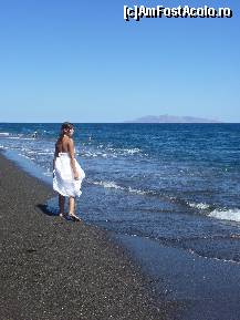 P12 [AUG-2010] Pe plaja la Perivolos , nisipul negru , albastrul marii , albul unei rochii vaporoase ..ce romantic