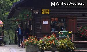 [P27] Chiosc de gustări şi casa de bilete de la intrarea nr. 1 în Cheile Vintgar. Bled, Slovenia.  » foto by traian.leuca †
 - 
<span class="allrVoted glyphicon glyphicon-heart hidden" id="av415247"></span>
<a class="m-l-10 hidden" id="sv415247" onclick="voting_Foto_DelVot(,415247,1181)" role="button">șterge vot <span class="glyphicon glyphicon-remove"></span></a>
<a id="v9415247" class=" c-red"  onclick="voting_Foto_SetVot(415247)" role="button"><span class="glyphicon glyphicon-heart-empty"></span> <b>LIKE</b> = Votează poza</a> <img class="hidden"  id="f415247W9" src="/imagini/loader.gif" border="0" /><span class="AjErrMes hidden" id="e415247ErM"></span>