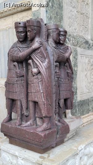 [P06] Grupul tetrarhilor de pe exteriorul Bazilicii San Marco » foto by vlado2
 - 
<span class="allrVoted glyphicon glyphicon-heart hidden" id="av1528866"></span>
<a class="m-l-10 hidden" id="sv1528866" onclick="voting_Foto_DelVot(,1528866,1229)" role="button">șterge vot <span class="glyphicon glyphicon-remove"></span></a>
<a id="v91528866" class=" c-red"  onclick="voting_Foto_SetVot(1528866)" role="button"><span class="glyphicon glyphicon-heart-empty"></span> <b>LIKE</b> = Votează poza</a> <img class="hidden"  id="f1528866W9" src="/imagini/loader.gif" border="0" /><span class="AjErrMes hidden" id="e1528866ErM"></span>