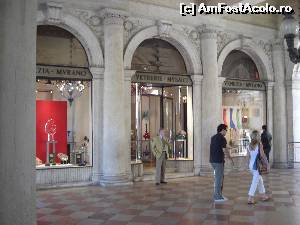 [P08] Galeriile comerciale din Piata San Marco » foto by Yersinia Pestis
 - 
<span class="allrVoted glyphicon glyphicon-heart hidden" id="av562365"></span>
<a class="m-l-10 hidden" id="sv562365" onclick="voting_Foto_DelVot(,562365,1229)" role="button">șterge vot <span class="glyphicon glyphicon-remove"></span></a>
<a id="v9562365" class=" c-red"  onclick="voting_Foto_SetVot(562365)" role="button"><span class="glyphicon glyphicon-heart-empty"></span> <b>LIKE</b> = Votează poza</a> <img class="hidden"  id="f562365W9" src="/imagini/loader.gif" border="0" /><span class="AjErrMes hidden" id="e562365ErM"></span>