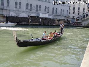 [P03] Turisti cu gondola. Costa cam 100 de euro tura, dar daca sunteti primi clienti pe ziua aceea ai gondolierului puteti plati 40 de euro!  » foto by andreip2
 - 
<span class="allrVoted glyphicon glyphicon-heart hidden" id="av559961"></span>
<a class="m-l-10 hidden" id="sv559961" onclick="voting_Foto_DelVot(,559961,1229)" role="button">șterge vot <span class="glyphicon glyphicon-remove"></span></a>
<a id="v9559961" class=" c-red"  onclick="voting_Foto_SetVot(559961)" role="button"><span class="glyphicon glyphicon-heart-empty"></span> <b>LIKE</b> = Votează poza</a> <img class="hidden"  id="f559961W9" src="/imagini/loader.gif" border="0" /><span class="AjErrMes hidden" id="e559961ErM"></span>