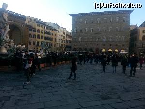 [P07] Fantana lui Neptun din Piazza della Signoria » foto by robert
 - 
<span class="allrVoted glyphicon glyphicon-heart hidden" id="av583984"></span>
<a class="m-l-10 hidden" id="sv583984" onclick="voting_Foto_DelVot(,583984,1230)" role="button">șterge vot <span class="glyphicon glyphicon-remove"></span></a>
<a id="v9583984" class=" c-red"  onclick="voting_Foto_SetVot(583984)" role="button"><span class="glyphicon glyphicon-heart-empty"></span> <b>LIKE</b> = Votează poza</a> <img class="hidden"  id="f583984W9" src="/imagini/loader.gif" border="0" /><span class="AjErrMes hidden" id="e583984ErM"></span>