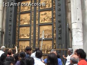 [P06] Aglomeraţie mare de turişti în faţa porţii Baptisteriului, opera lui Ghiberti.  » foto by Carmen Ion
 - 
<span class="allrVoted glyphicon glyphicon-heart hidden" id="av720590"></span>
<a class="m-l-10 hidden" id="sv720590" onclick="voting_Foto_DelVot(,720590,1230)" role="button">șterge vot <span class="glyphicon glyphicon-remove"></span></a>
<a id="v9720590" class=" c-red"  onclick="voting_Foto_SetVot(720590)" role="button"><span class="glyphicon glyphicon-heart-empty"></span> <b>LIKE</b> = Votează poza</a> <img class="hidden"  id="f720590W9" src="/imagini/loader.gif" border="0" /><span class="AjErrMes hidden" id="e720590ErM"></span>