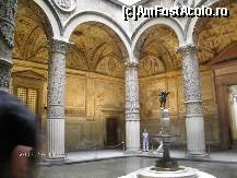 P21 [AUG-2007] Primo cortile, având în centru o fântână, cu o statuetă de bronz, Putto con delfino, operă a lui Andrea del Verrocchio, din Palazzo Vecchio