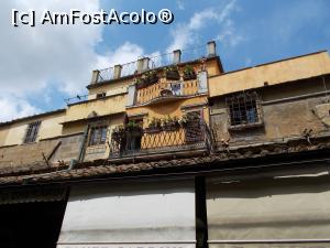 [P11] Pe Ponte Vechio, Florența. Locuințe peste ateliere și buticuri.  » foto by mihaelavoicu
 - 
<span class="allrVoted glyphicon glyphicon-heart hidden" id="av1056288"></span>
<a class="m-l-10 hidden" id="sv1056288" onclick="voting_Foto_DelVot(,1056288,1230)" role="button">șterge vot <span class="glyphicon glyphicon-remove"></span></a>
<a id="v91056288" class=" c-red"  onclick="voting_Foto_SetVot(1056288)" role="button"><span class="glyphicon glyphicon-heart-empty"></span> <b>LIKE</b> = Votează poza</a> <img class="hidden"  id="f1056288W9" src="/imagini/loader.gif" border="0" /><span class="AjErrMes hidden" id="e1056288ErM"></span>