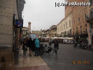 [P02] Italia - Verona - Piazza delle Erbe, imposibil de ratat.  » foto by Diaura*
 - 
<span class="allrVoted glyphicon glyphicon-heart hidden" id="av372997"></span>
<a class="m-l-10 hidden" id="sv372997" onclick="voting_Foto_DelVot(,372997,1233)" role="button">șterge vot <span class="glyphicon glyphicon-remove"></span></a>
<a id="v9372997" class=" c-red"  onclick="voting_Foto_SetVot(372997)" role="button"><span class="glyphicon glyphicon-heart-empty"></span> <b>LIKE</b> = Votează poza</a> <img class="hidden"  id="f372997W9" src="/imagini/loader.gif" border="0" /><span class="AjErrMes hidden" id="e372997ErM"></span>