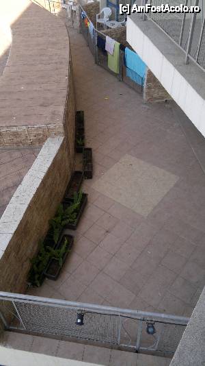 [P02] Terasa de sub balconul camerei 129. Nu a fost curatata niciodata cat am stat noi acolo.  » foto by catasto
 - 
<span class="allrVoted glyphicon glyphicon-heart hidden" id="av443757"></span>
<a class="m-l-10 hidden" id="sv443757" onclick="voting_Foto_DelVot(,443757,1259)" role="button">șterge vot <span class="glyphicon glyphicon-remove"></span></a>
<a id="v9443757" class=" c-red"  onclick="voting_Foto_SetVot(443757)" role="button"><span class="glyphicon glyphicon-heart-empty"></span> <b>LIKE</b> = Votează poza</a> <img class="hidden"  id="f443757W9" src="/imagini/loader.gif" border="0" /><span class="AjErrMes hidden" id="e443757ErM"></span>