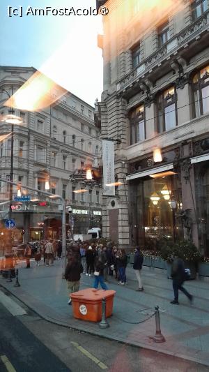 [P02] prin Budapesta, coada de la NY caffe » foto by Yolanda
 - 
<span class="allrVoted glyphicon glyphicon-heart hidden" id="av1511957"></span>
<a class="m-l-10 hidden" id="sv1511957" onclick="voting_Foto_DelVot(,1511957,1275)" role="button">șterge vot <span class="glyphicon glyphicon-remove"></span></a>
<a id="v91511957" class=" c-red"  onclick="voting_Foto_SetVot(1511957)" role="button"><span class="glyphicon glyphicon-heart-empty"></span> <b>LIKE</b> = Votează poza</a> <img class="hidden"  id="f1511957W9" src="/imagini/loader.gif" border="0" /><span class="AjErrMes hidden" id="e1511957ErM"></span>