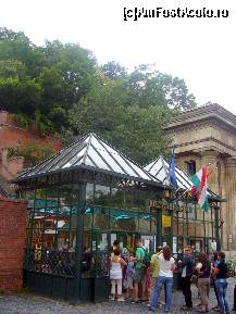 [P24] Budapesta, coada la casa de bilete pentru funicular in piata Adam Clark » foto by magdalena
 - 
<span class="allrVoted glyphicon glyphicon-heart hidden" id="av137280"></span>
<a class="m-l-10 hidden" id="sv137280" onclick="voting_Foto_DelVot(,137280,1275)" role="button">șterge vot <span class="glyphicon glyphicon-remove"></span></a>
<a id="v9137280" class=" c-red"  onclick="voting_Foto_SetVot(137280)" role="button"><span class="glyphicon glyphicon-heart-empty"></span> <b>LIKE</b> = Votează poza</a> <img class="hidden"  id="f137280W9" src="/imagini/loader.gif" border="0" /><span class="AjErrMes hidden" id="e137280ErM"></span>