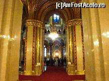 [P31] Budapesta,Palatul Parlamentului :intrarea în Rotondă printre enorme coloane de marmură gălbuie îmbinate în arc gotic și decorate cu chenare roșii-aurii » foto by mariana.olaru
 - 
<span class="allrVoted glyphicon glyphicon-heart hidden" id="av199247"></span>
<a class="m-l-10 hidden" id="sv199247" onclick="voting_Foto_DelVot(,199247,1275)" role="button">șterge vot <span class="glyphicon glyphicon-remove"></span></a>
<a id="v9199247" class=" c-red"  onclick="voting_Foto_SetVot(199247)" role="button"><span class="glyphicon glyphicon-heart-empty"></span> <b>LIKE</b> = Votează poza</a> <img class="hidden"  id="f199247W9" src="/imagini/loader.gif" border="0" /><span class="AjErrMes hidden" id="e199247ErM"></span>