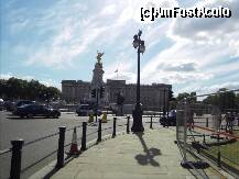 [P108] Buckingham Palace. Presa statea in dreapta, dupa gardul ala. Va vine sa credeti ca aici a fost adunata atata lume, doar cu cateva zile inainte? » foto by TraianS
 - 
<span class="allrVoted glyphicon glyphicon-heart hidden" id="av226855"></span>
<a class="m-l-10 hidden" id="sv226855" onclick="voting_Foto_DelVot(,226855,1570)" role="button">șterge vot <span class="glyphicon glyphicon-remove"></span></a>
<a id="v9226855" class=" c-red"  onclick="voting_Foto_SetVot(226855)" role="button"><span class="glyphicon glyphicon-heart-empty"></span> <b>LIKE</b> = Votează poza</a> <img class="hidden"  id="f226855W9" src="/imagini/loader.gif" border="0" /><span class="AjErrMes hidden" id="e226855ErM"></span>