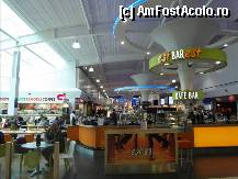 [P185] Aeroportul Luton - dupa ce s-a trecut de pasapoarte si zona de asteptare. Restaurante. » foto by TraianS
 - 
<span class="allrVoted glyphicon glyphicon-heart hidden" id="av308260"></span>
<a class="m-l-10 hidden" id="sv308260" onclick="voting_Foto_DelVot(,308260,1570)" role="button">șterge vot <span class="glyphicon glyphicon-remove"></span></a>
<a id="v9308260" class=" c-red"  onclick="voting_Foto_SetVot(308260)" role="button"><span class="glyphicon glyphicon-heart-empty"></span> <b>LIKE</b> = Votează poza</a> <img class="hidden"  id="f308260W9" src="/imagini/loader.gif" border="0" /><span class="AjErrMes hidden" id="e308260ErM"></span>