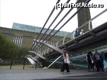 [P20] Muzeul Tate Modern, vazut de sub Millenium Bridge.  » foto by TraianS
 - 
<span class="allrVoted glyphicon glyphicon-heart hidden" id="av487332"></span>
<a class="m-l-10 hidden" id="sv487332" onclick="voting_Foto_DelVot(,487332,1570)" role="button">șterge vot <span class="glyphicon glyphicon-remove"></span></a>
<a id="v9487332" class=" c-red"  onclick="voting_Foto_SetVot(487332)" role="button"><span class="glyphicon glyphicon-heart-empty"></span> <b>LIKE</b> = Votează poza</a> <img class="hidden"  id="f487332W9" src="/imagini/loader.gif" border="0" /><span class="AjErrMes hidden" id="e487332ErM"></span>