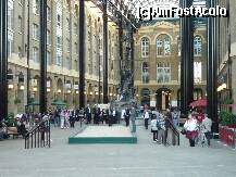 [P10] Londra - the Hays Galleria. M-au impresionat în mod foarte plăcut tipii în costume şi cravate, cu berea în mână, care jucau bile pe terenul cu nisip - probabil după servici! » foto by Dragoș_MD
 - 
<span class="allrVoted glyphicon glyphicon-heart hidden" id="av205334"></span>
<a class="m-l-10 hidden" id="sv205334" onclick="voting_Foto_DelVot(,205334,1570)" role="button">șterge vot <span class="glyphicon glyphicon-remove"></span></a>
<a id="v9205334" class=" c-red"  onclick="voting_Foto_SetVot(205334)" role="button"><span class="glyphicon glyphicon-heart-empty"></span> <b>LIKE</b> = Votează poza</a> <img class="hidden"  id="f205334W9" src="/imagini/loader.gif" border="0" /><span class="AjErrMes hidden" id="e205334ErM"></span>