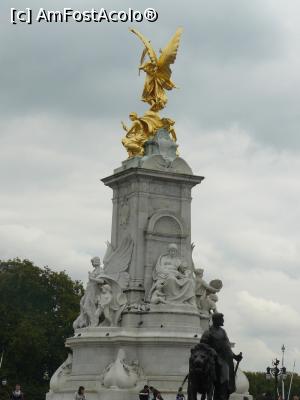 [P03] statuile de langa Buckingham Palace » foto by Silvia30*
 - 
<span class="allrVoted glyphicon glyphicon-heart hidden" id="av731393"></span>
<a class="m-l-10 hidden" id="sv731393" onclick="voting_Foto_DelVot(,731393,1570)" role="button">șterge vot <span class="glyphicon glyphicon-remove"></span></a>
<a id="v9731393" class=" c-red"  onclick="voting_Foto_SetVot(731393)" role="button"><span class="glyphicon glyphicon-heart-empty"></span> <b>LIKE</b> = Votează poza</a> <img class="hidden"  id="f731393W9" src="/imagini/loader.gif" border="0" /><span class="AjErrMes hidden" id="e731393ErM"></span>