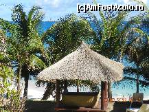 P01 [APR-2012] Poza facuta din perimetrul hotelului Patatran Village (Insula La Digue). Vedere asupra plajei Anse Patates, a Oceanului Indian si, in departare, a insulitei Sfanta Maria (pe care este doar un copac).