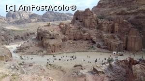 P03 [APR-2019] Urcând pe poteca spre Înaltul Loc al Sacrificiului privim înapoi către traseul principal din Petra