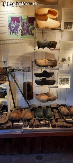 [P32] Zaanse Schans, Atelierul de Saboți - Träskor Verkstad, diferite tipuri de Saboți, în centru Saboți de gheață » foto by mprofeanu
 - 
<span class="allrVoted glyphicon glyphicon-heart hidden" id="av1515085"></span>
<a class="m-l-10 hidden" id="sv1515085" onclick="voting_Foto_DelVot(,1515085,1639)" role="button">șterge vot <span class="glyphicon glyphicon-remove"></span></a>
<a id="v91515085" class=" c-red"  onclick="voting_Foto_SetVot(1515085)" role="button"><span class="glyphicon glyphicon-heart-empty"></span> <b>LIKE</b> = Votează poza</a> <img class="hidden"  id="f1515085W9" src="/imagini/loader.gif" border="0" /><span class="AjErrMes hidden" id="e1515085ErM"></span>