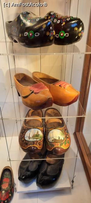 [P33] Zaanse Schans, Atelierul de Saboți - Träskor Verkstad, diferite tipuri de Saboți pentru miri și mirese » foto by mprofeanu
 - 
<span class="allrVoted glyphicon glyphicon-heart hidden" id="av1515086"></span>
<a class="m-l-10 hidden" id="sv1515086" onclick="voting_Foto_DelVot(,1515086,1639)" role="button">șterge vot <span class="glyphicon glyphicon-remove"></span></a>
<a id="v91515086" class=" c-red"  onclick="voting_Foto_SetVot(1515086)" role="button"><span class="glyphicon glyphicon-heart-empty"></span> <b>LIKE</b> = Votează poza</a> <img class="hidden"  id="f1515086W9" src="/imagini/loader.gif" border="0" /><span class="AjErrMes hidden" id="e1515086ErM"></span>