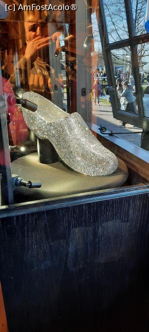 [P37] Zaanse Schans, Atelierul de Saboți - Träskor Verkstad, Saboțul cu cristale Swarovski, o creație artistică, nu un articol de încălțăminte obișnuit » foto by mprofeanu
 - 
<span class="allrVoted glyphicon glyphicon-heart hidden" id="av1515090"></span>
<a class="m-l-10 hidden" id="sv1515090" onclick="voting_Foto_DelVot(,1515090,1639)" role="button">șterge vot <span class="glyphicon glyphicon-remove"></span></a>
<a id="v91515090" class=" c-red"  onclick="voting_Foto_SetVot(1515090)" role="button"><span class="glyphicon glyphicon-heart-empty"></span> <b>LIKE</b> = Votează poza</a> <img class="hidden"  id="f1515090W9" src="/imagini/loader.gif" border="0" /><span class="AjErrMes hidden" id="e1515090ErM"></span>