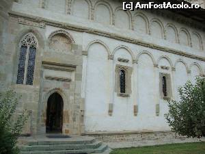 [P05] În biserica mănăstirii se poate intra prin lateral, cele două intrări opuse oferind acces în pridvorul închis al lăcașului de cult.  » foto by Floryn81
 - 
<span class="allrVoted glyphicon glyphicon-heart hidden" id="av609394"></span>
<a class="m-l-10 hidden" id="sv609394" onclick="voting_Foto_DelVot(,609394,1781)" role="button">șterge vot <span class="glyphicon glyphicon-remove"></span></a>
<a id="v9609394" class=" c-red"  onclick="voting_Foto_SetVot(609394)" role="button"><span class="glyphicon glyphicon-heart-empty"></span> <b>LIKE</b> = Votează poza</a> <img class="hidden"  id="f609394W9" src="/imagini/loader.gif" border="0" /><span class="AjErrMes hidden" id="e609394ErM"></span>